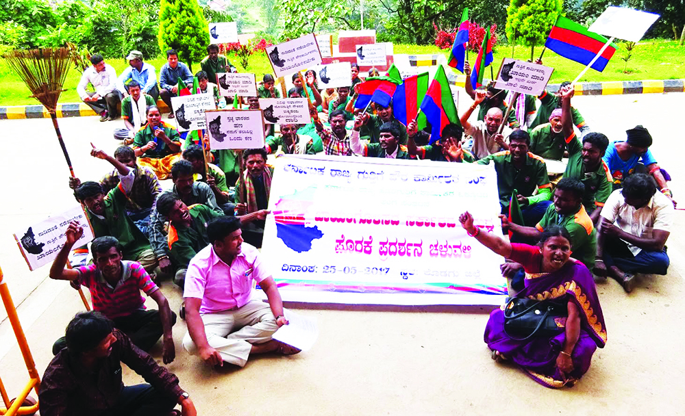 ಖಾಯಮಾತಿಗೆ ಒತ್ತಾಯಿಸಿ ಪೌರಕಾರ್ಮಿಕರಿಂದ ಧರಣಿ